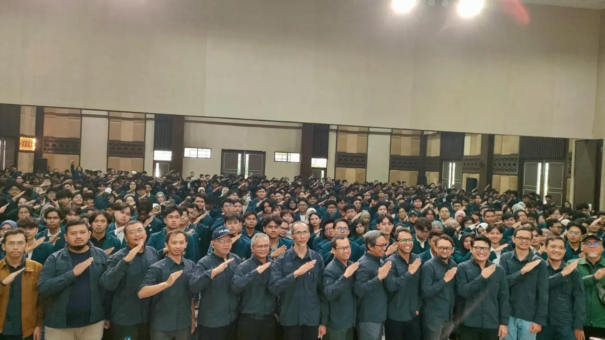 PELEPASAN MMD: Dekan FILKOM UB bersama jajaran pimpinan berfoto dengan 760 mahasiswa peserta MMD 2026 usai seremoni pelepasan di Auditorium Algoritma FILKOM UB, Sabtu (4/7).