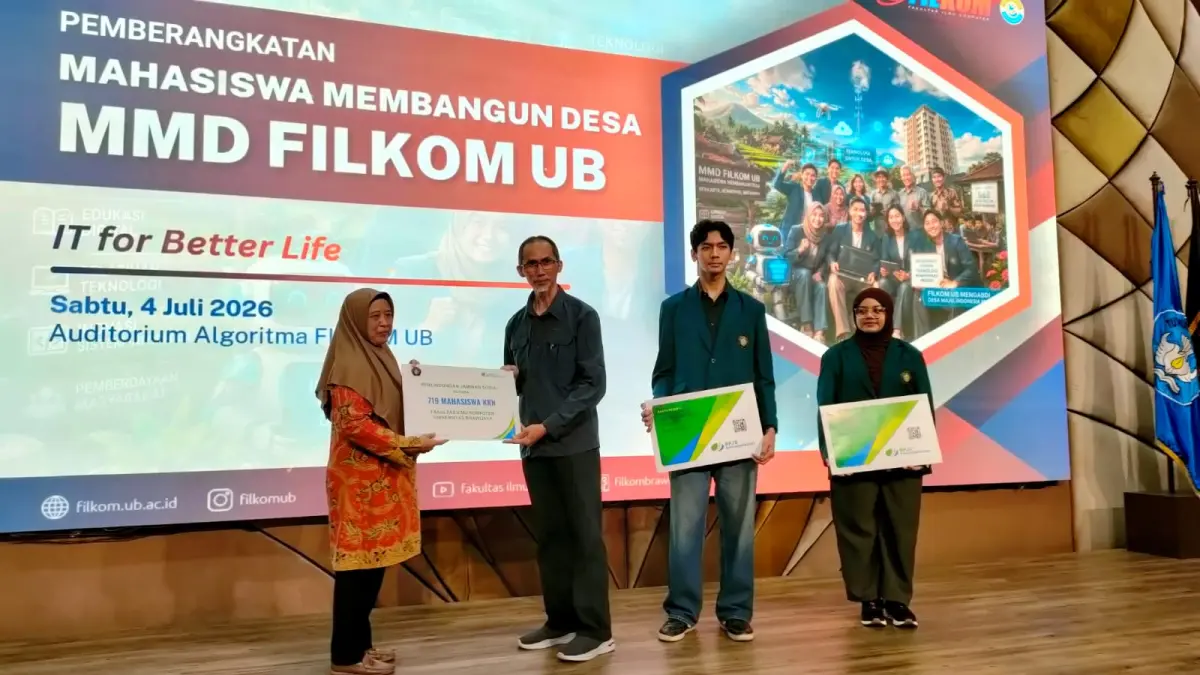 SIMBOLIS: Dekan FILKOM UB menyerahkan perlindungan BPJS secara simbolis kepada perwakilan mahasiswa peserta MMD 2026.