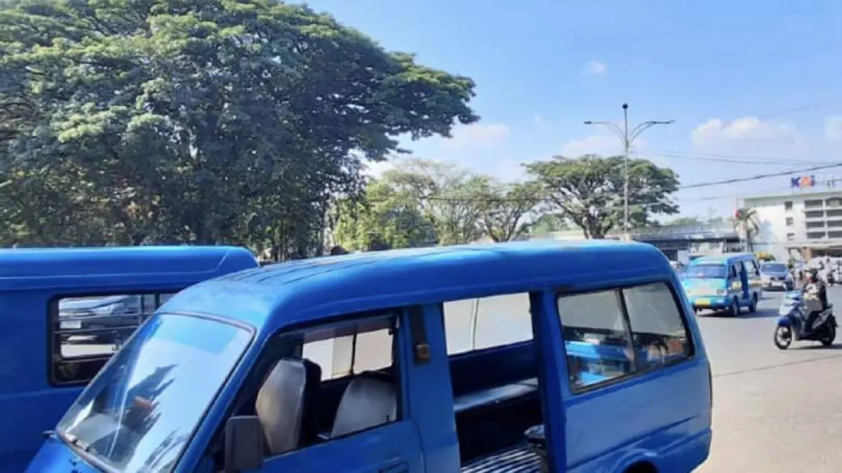 TUNGGU REALISASI: Dua angkot ngetem di Jalan Trunojoyo, beberapa waktu lalu. Pemkot Malang bersiap mengoperasikan program angkot pelajar gratis dalam waktu dekat.