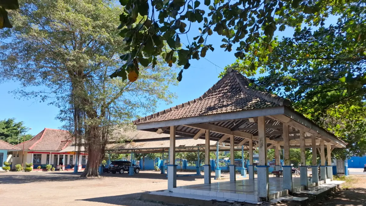 ARPRAS: Lantai peron di Terminal Gondanglegi mengalami kerusakan di beberapa titik kemarin. Dishub akan memperbaiki setelah dipastikan akan dilewati Bus Trans Jatim koridor II.