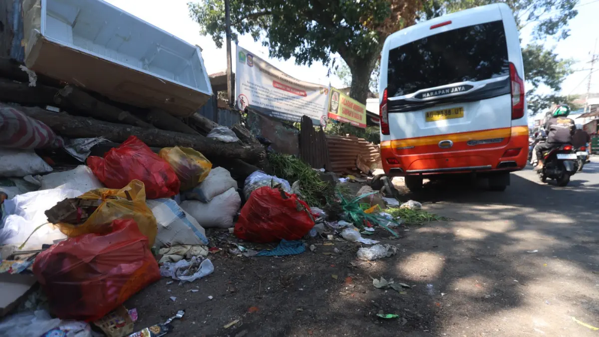 BELUM TEMUKAN SOLUSI: Tepi Jalan di Muharto Kota Malang masih sering dimanfaatkan warga sebagai tempat pembuangan sampah.