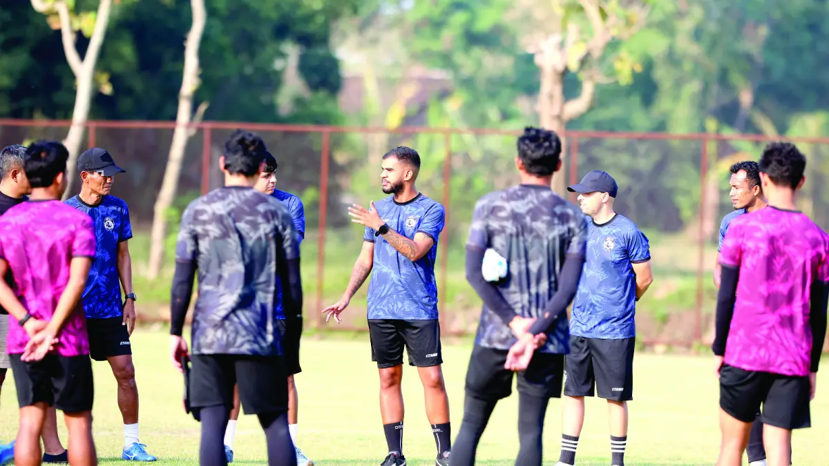 BISA CEPAT TUNE-IN: Pelatih Analis Arema FC Matheus Lacenda (tengah) memperkenalkan diri kepada elemen tim Singo Edan dalam sesi latihan di Dreams Football Pitch, Pakis, beberapa waktu lalu. (Foto: Darmono/Radar Malang)