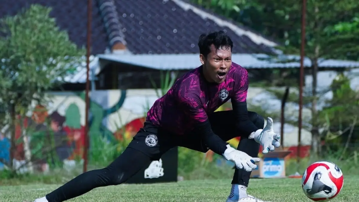 CEKATAN: Syahrul Trisna menangkap bola dalam sesi latihan Arema FC di Dreams Football Pitch, Pakis, Sabtu lalu (4/7).