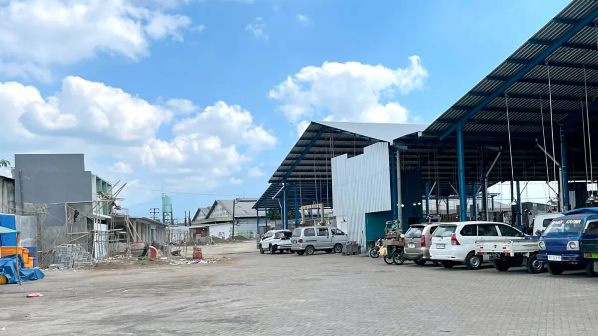 DIGITALISASI: Deretan kendaraan parkir di area relokasi pedagang PIG kemarin (5/7). Parkir di kawasan tersebut akan menggunakan sistem e-parking (ANDIKA SATRIA PERDANA/RADAR MALANG).