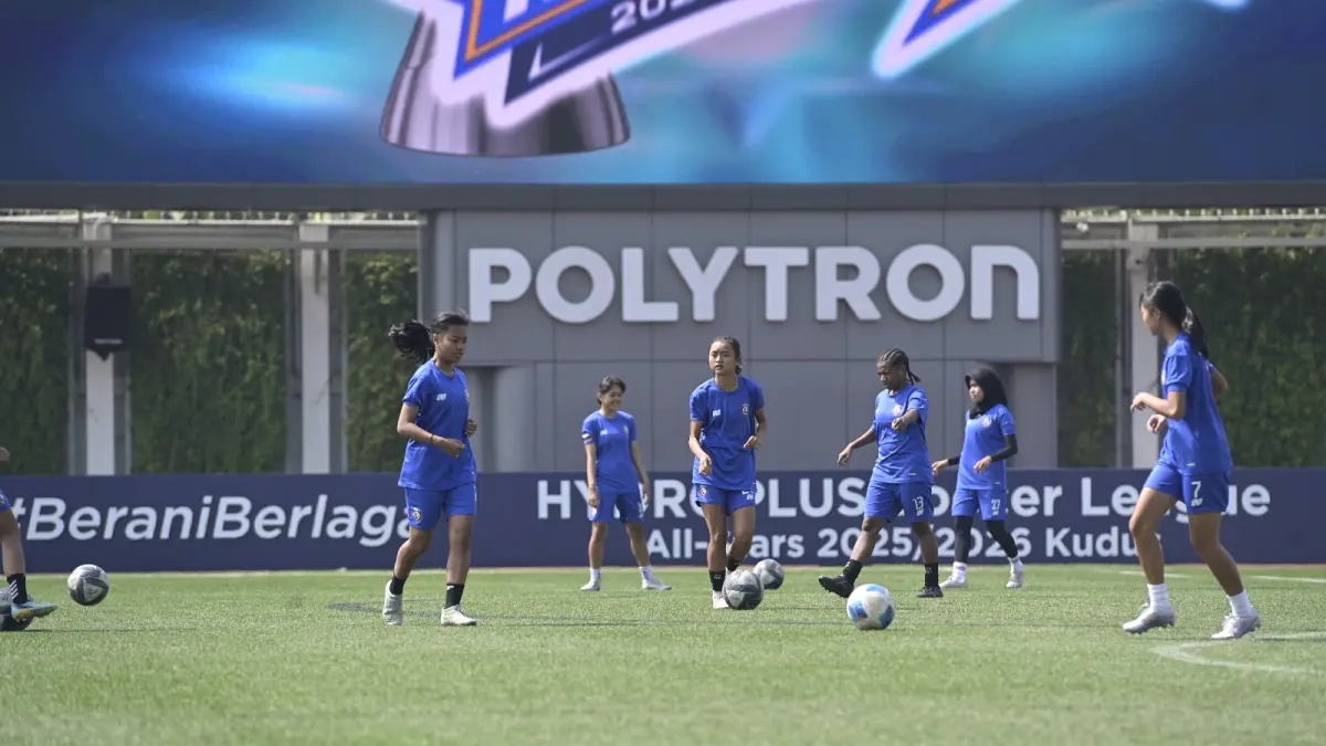 ENGGAN REMEHKAN LAWAN: Para pemain Arema FC Women melakukan official training di Supersoccer Arena, Kudus, Sabtu lalu (4/7).