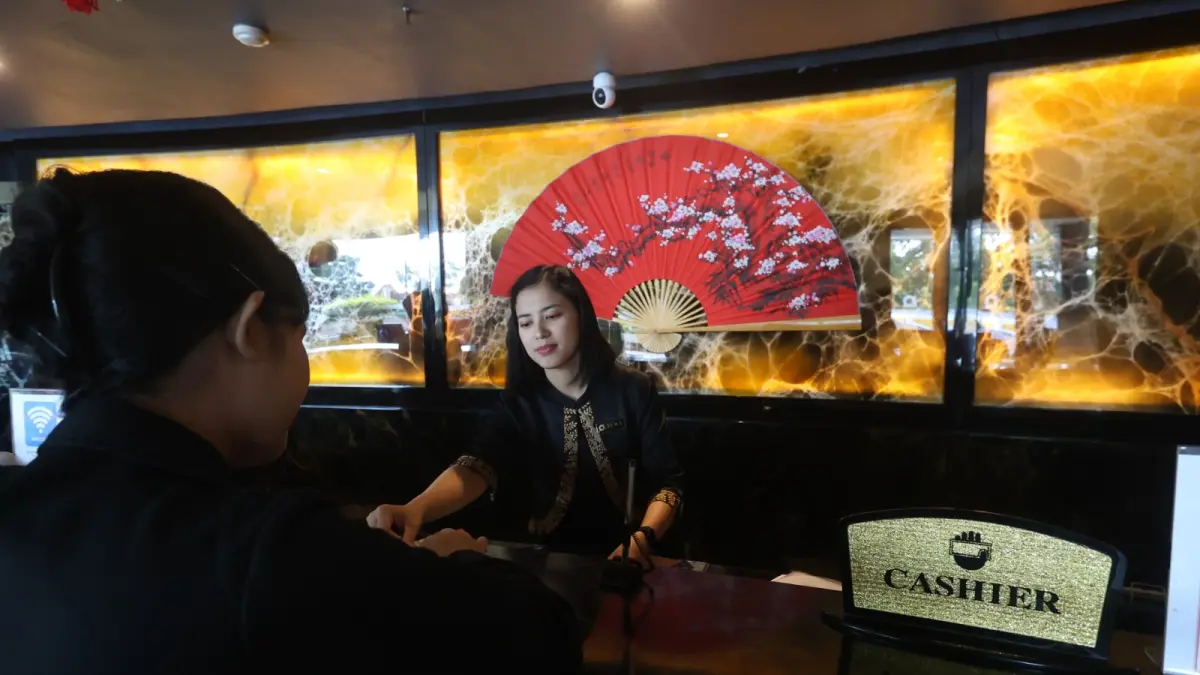 GRAFIK POSITIF: Resepsionis Hotel Aria Gajayana memberikan kunci kamar kepada salah satu pengujung. Secara mtm rata-rata TPK hotel mencapai 43,48 persen.