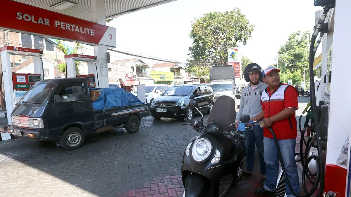 HARGA NAIK: Antrean di SPBU Sukun didominasi kendaraan yang hendak mengisi Pertalite, kemarin (4/7). (Darmono/Radar Malang)
