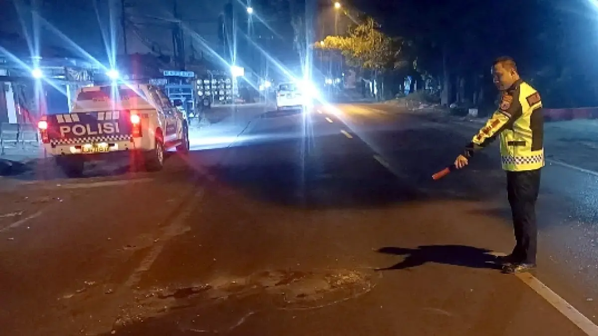 MENINGGAL DI TEMPAT: Polisi menunjukkan lokasi jatuhnya korban kecelakaan di Jalan Raya Dusun Sonotengah, Desa Kebonagung, Kecamatan Pakisaji, Kabupaten Malang, Jumat malam (3/7). (Satlantas Polres Malang For Radar Malang).
