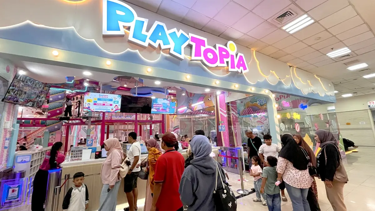 Pengunjung memadati area Playtopia Malang Town Square