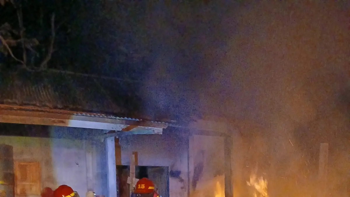 Personel Damkar Kabupaten Malang memadamkan api yang menghanguskan gudang kayu di Dusun Jeding, Desa Rejosari, Kecamatan Bantur, Sabtu (4/7) dini hari. (Damkar Kabupaten Malang)