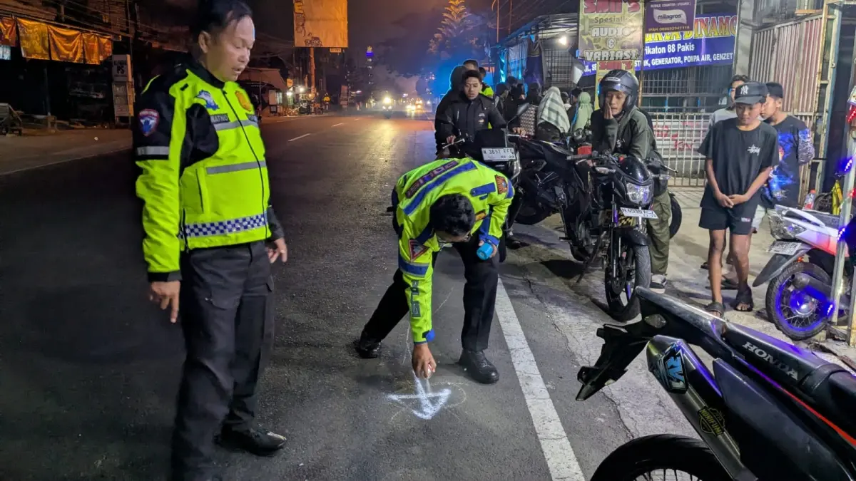 Personel Satlantas Polres Malang melakukan olah TKP tabrak lari di Jalan Raya Dusun Sonotengah, Desa Kebonagung, Kecamatan Pakisaji, Jumat (3/7). (Satlantas Polres Malang for Radar Malang)
