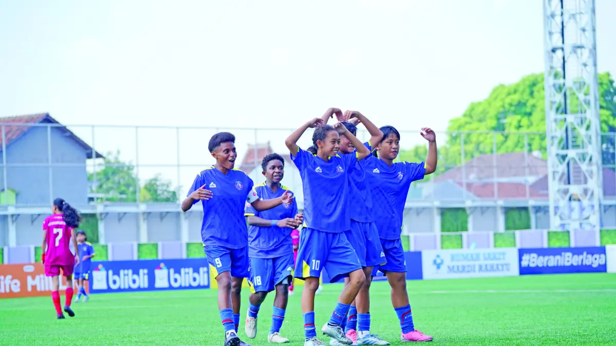 RAIH TIGA POIN: Para pemain Arema FC Women U-15 merayakan gol ke gawang Putri Surakarta dalam laga Hydroplus Soccer League All-Stars 2026 di Supersoccer Arena, Kudus, kemarin.