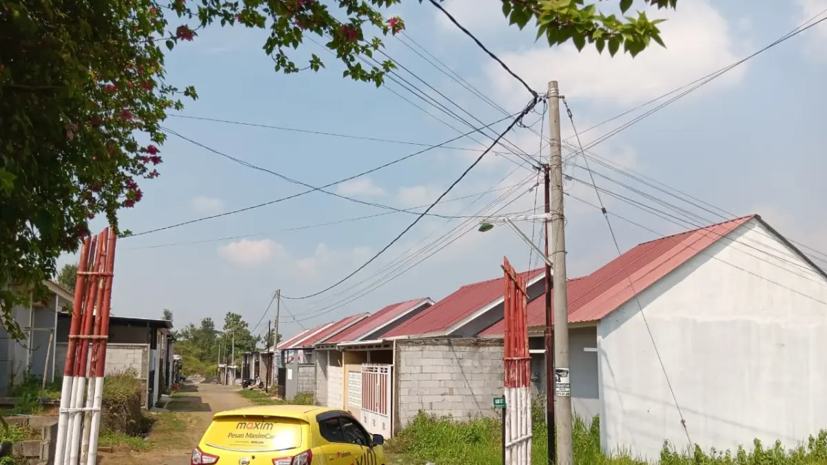 Sebuah mobil memasuki area perumahan Desa Gondowangi, Kecamatan Wagir, kemarin siang. (Indah Mei Yunita/Radar Kanjuruhan)