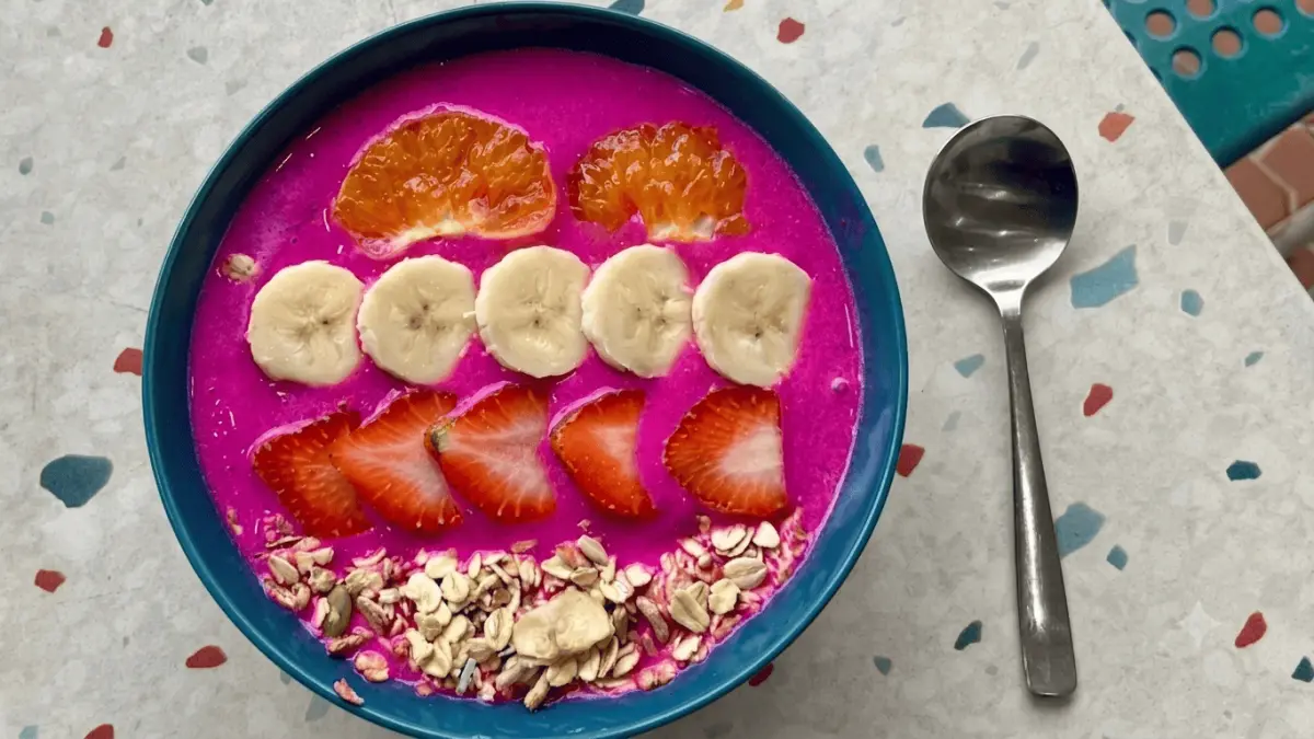 Semangkuk smoothie bowl segar jadi cara praktis makan buah. (Azizah Rasi / Google Maps)