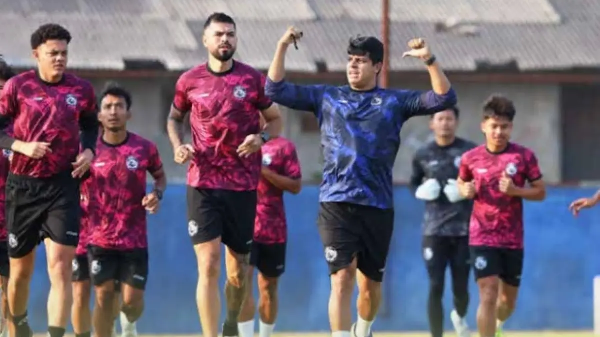 SIAP BERTUGAS: Pelatih Fisik Carlos Airon (tengah) memimpin sesi pemanasan penggawa Arema FC di Dream Football Pitch, Pakis, Sabtu (4/7). Foto: Darmono/Radar Malang