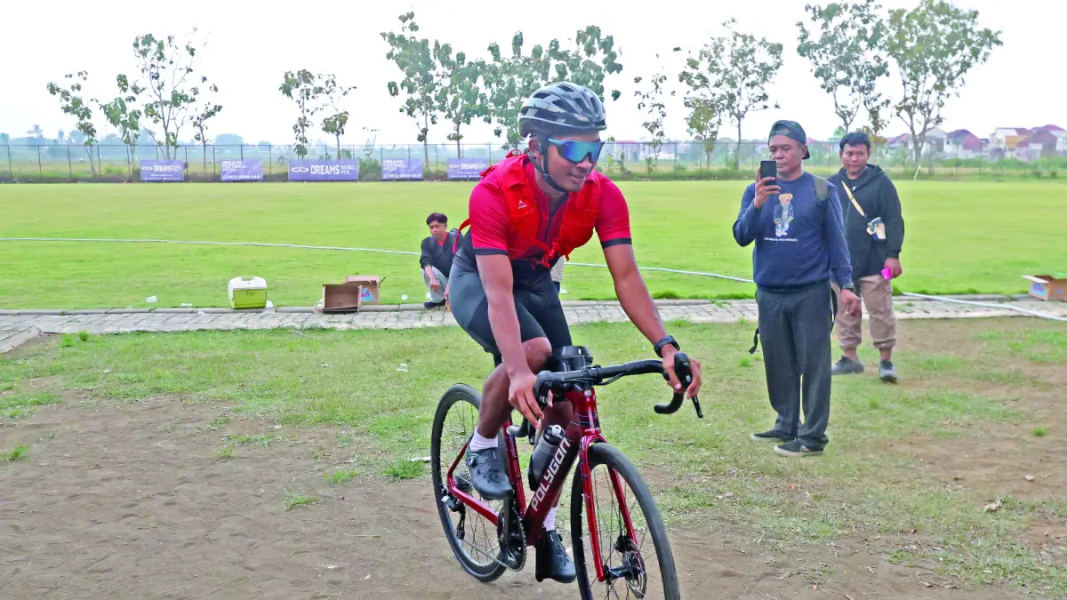 SUKA BERSEPEDA: Pemain Anyar Arema FC Robi Darwis bersiap bersepeda setelah menyelesaikan sesi latihan di Dreams Football Pitch, Pakis, Jumat lalu (3/7). (Foto: Darmono)