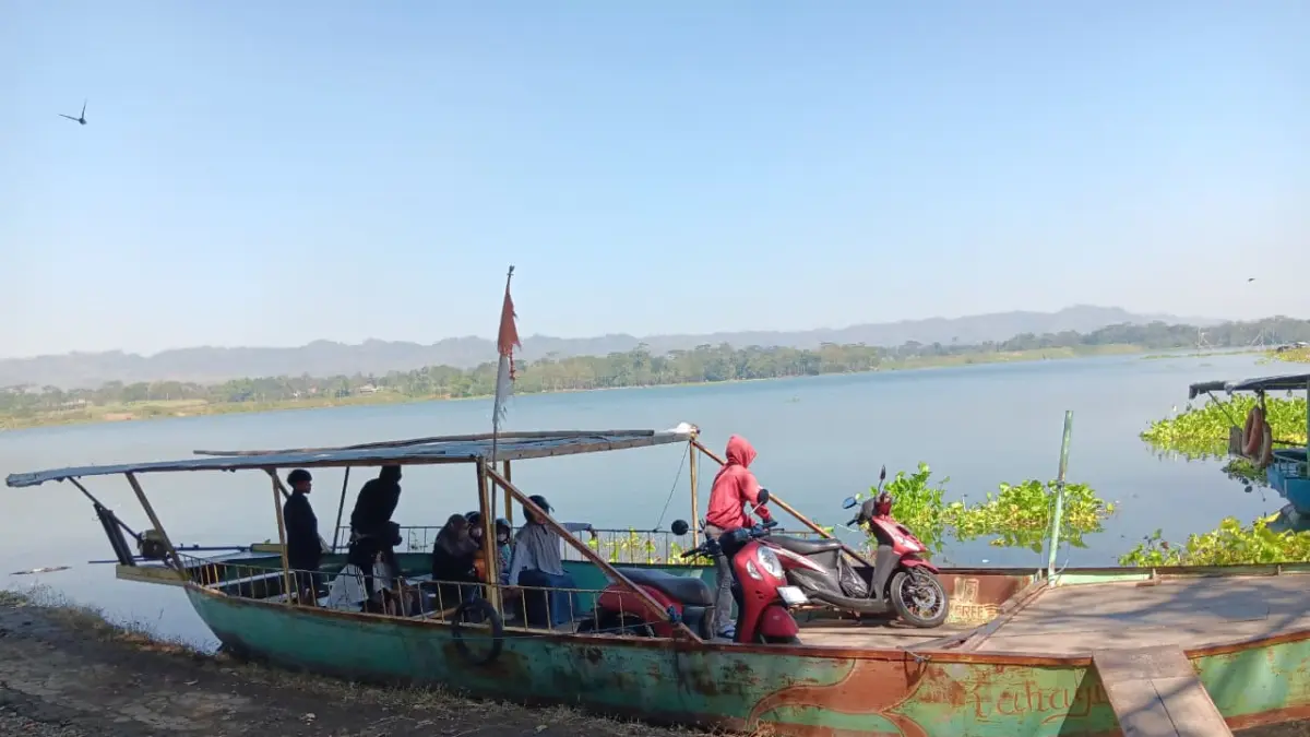 TRANSPORTASI AIR: Warga naik perahu dari Waduk Kecopokan, Desa Senggreng menuju Pagak beberapa waktu lalu.