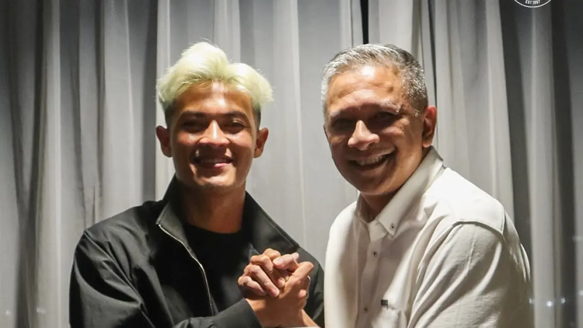 Alfeandra Dewangga dan CEO Arema FC Iwan Budianto berfoto bersama setelah menandatangani kontrak bersama Arema FC selama dua musim. (Dokumen MO Arema FC)