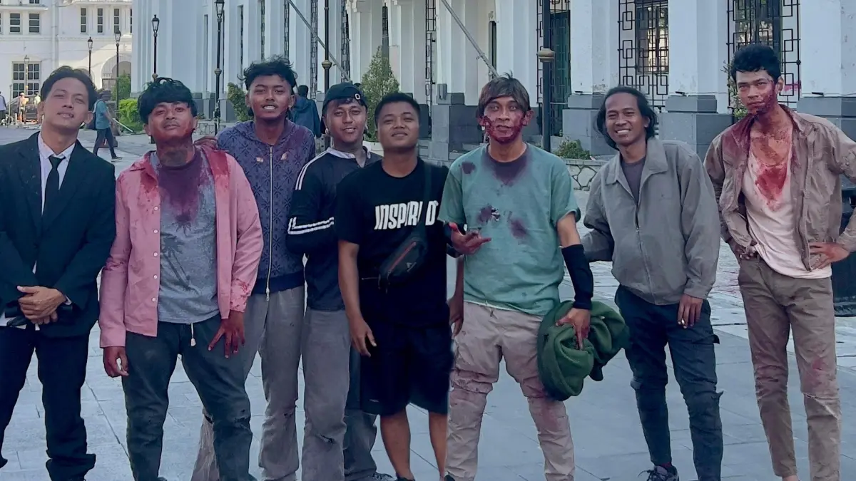 Anggota Malang Action Team menjalani syuting film Zona Merah The Movie di kawasan Kota Lama, Surabaya, Februari lalu.. (Dokumen Malang Action Team)