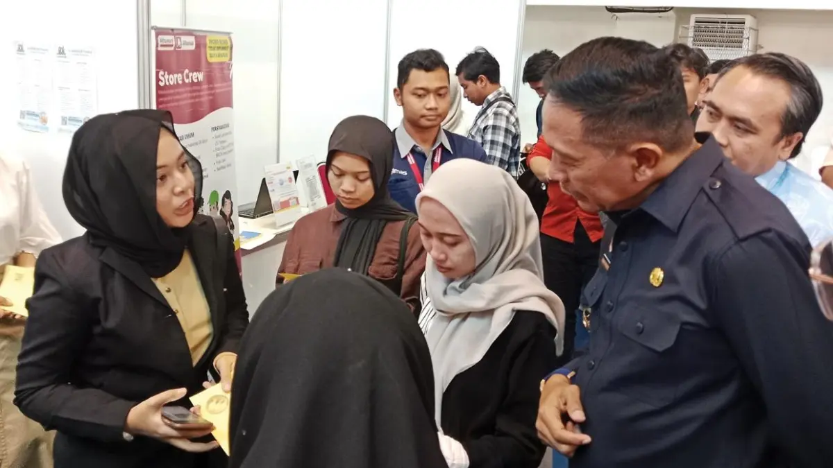 DIHELAT LAGI: Wali Kota Malang Wahyu Hidayat (kanan) meninjau event job fair yang digelar tahun lalu. (Andika Satria Perdana/Radar Malang)