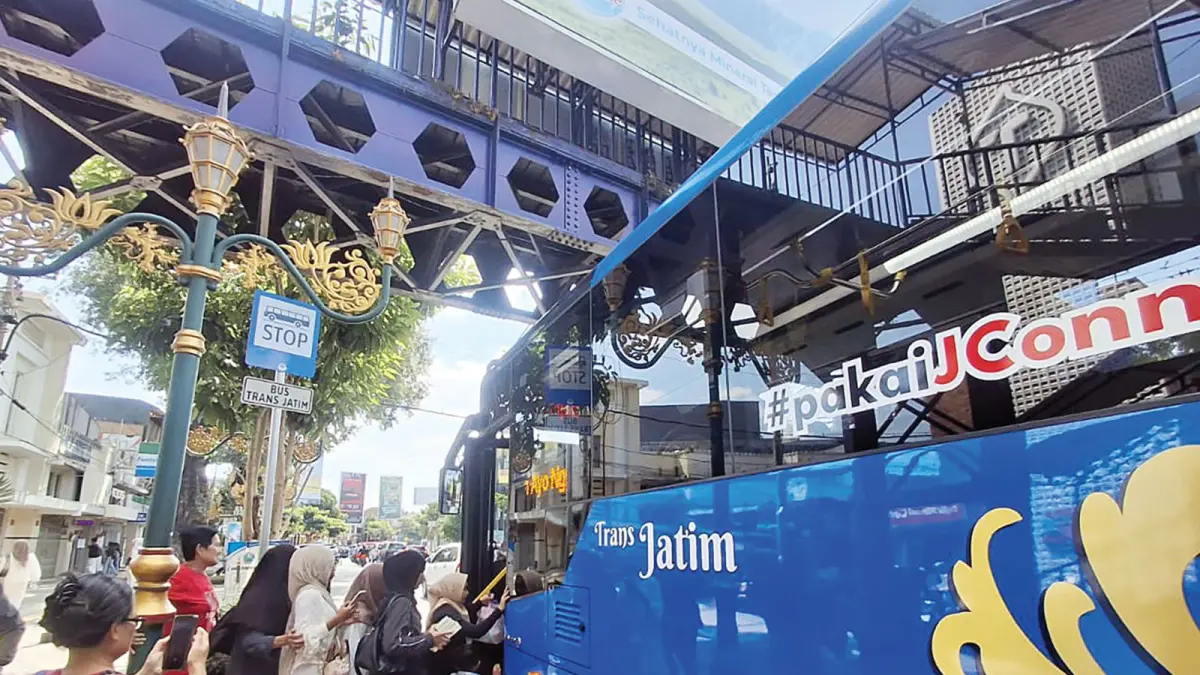 DIMATANGKAN: Sejumlah penumpang antre untuk naik Bus Trans Jatim di Jalan Basuki Rahmat atau koridor Kajoetangan, kemarin (6/7). (Nabila Amelia/Radar Malang)