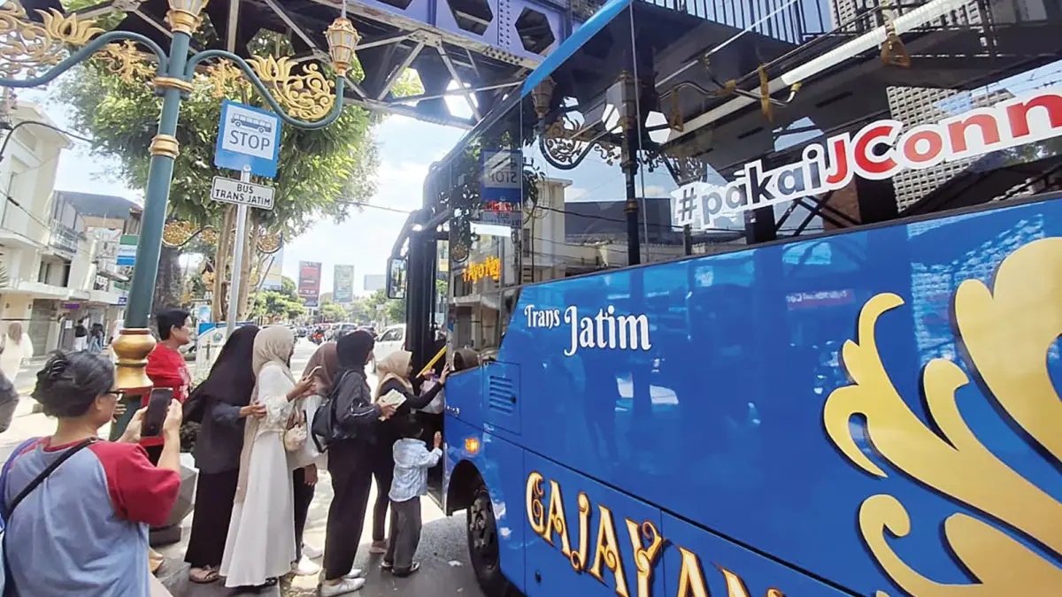 DIMATANGKAN: Sejumlah penumpang antre untuk naik Bus Trans Jatim di Jalan Basuki Rahmat atau koridor Kajoetangan, kemarin (6/7). (Nabila Amelia/Radar Malang)