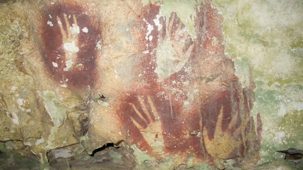 Kabupaten Maros, Sulawesi Selatan, menjadi lokasi ditemukannya seni cadas tertua di dunia berupa cap tangan dengan bentuk jari menyempit. (Foto: Instagram republikindonesia)
