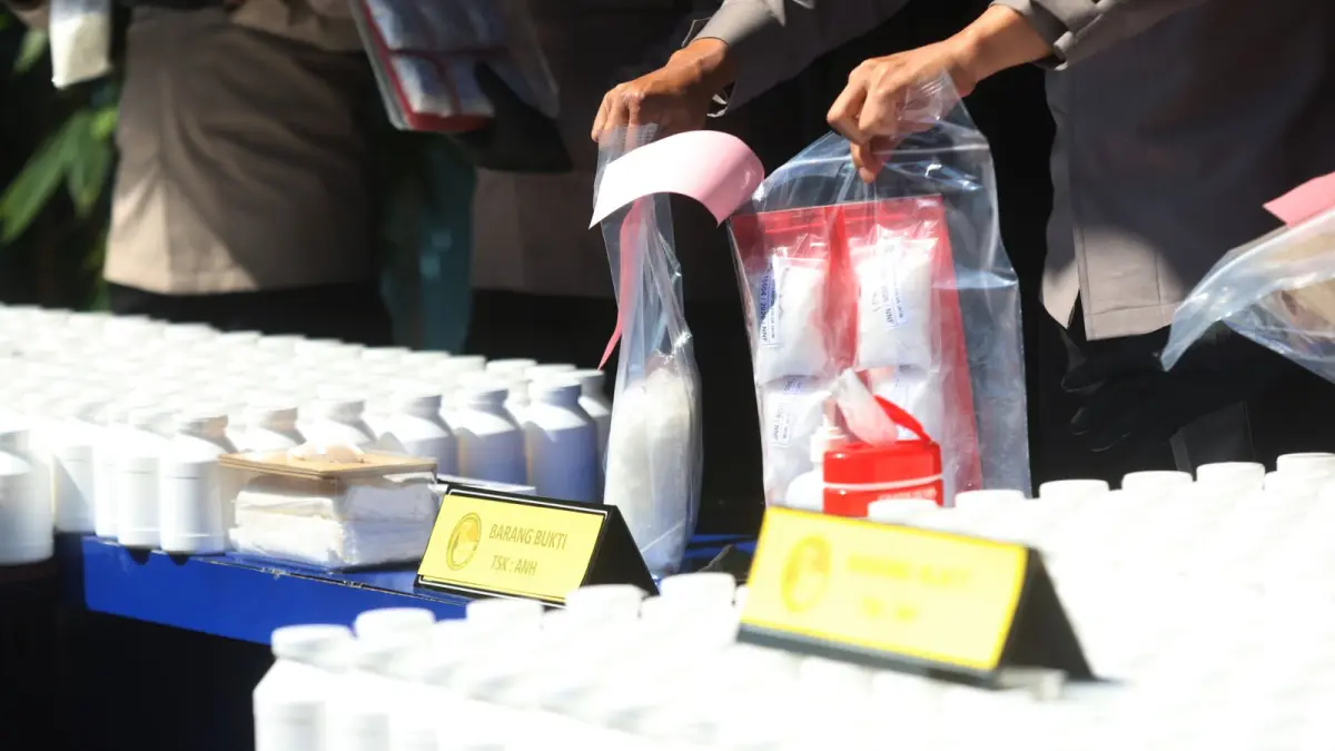 MARAK: Polresta Malang Kota menunjukkan barang bukti sabu-sabu yang diamankan dari salah satu tersangka, pekan lalu. (Darmono/Radar Malang)