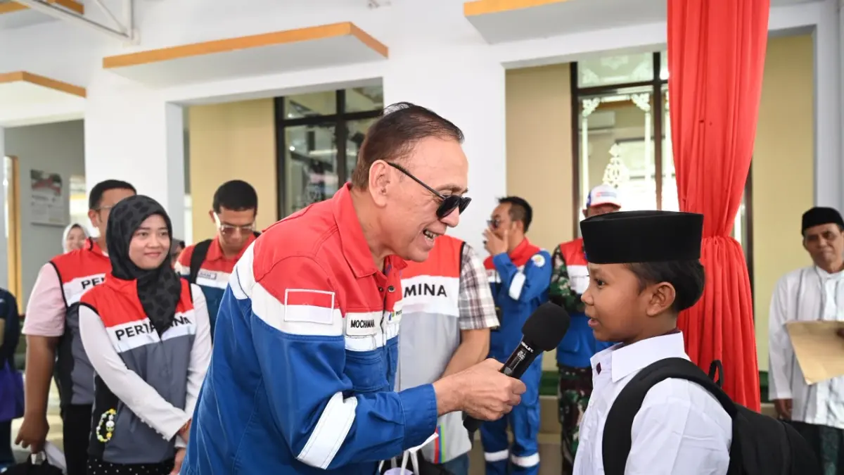 ​PEDULI: Komisaris Utama PT Pertamina (Persero), Mochammad Iriawan saat berbagi kebahagiaan bersama anak-anak dari keluarga prasejahtera di Banyuwangi.