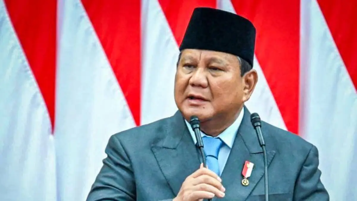 Presiden Prabowo sedang berpidato di atas podium. (Sumber: Pinterest)
