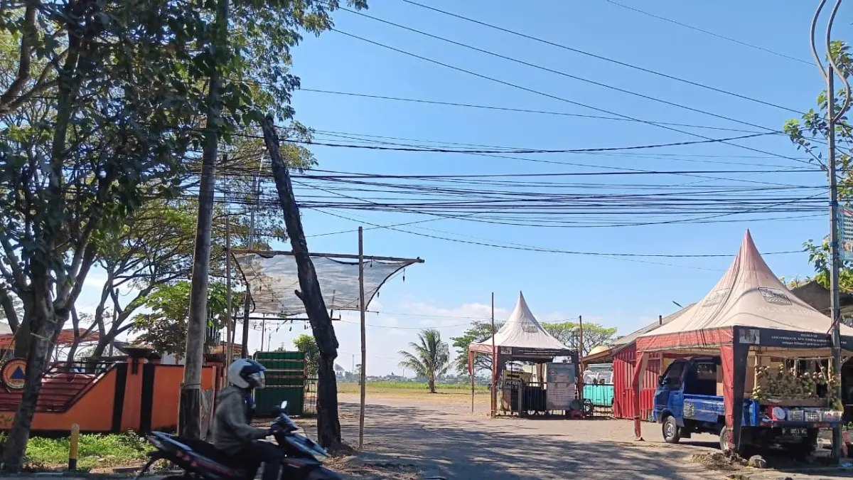 RUANG PUBLIK: Kendaraan melintasi lahan kosong di sisi barat Stadion Kanjuruhan, Jalan Trunojoyo, Kepanjen kemarin (6/7).