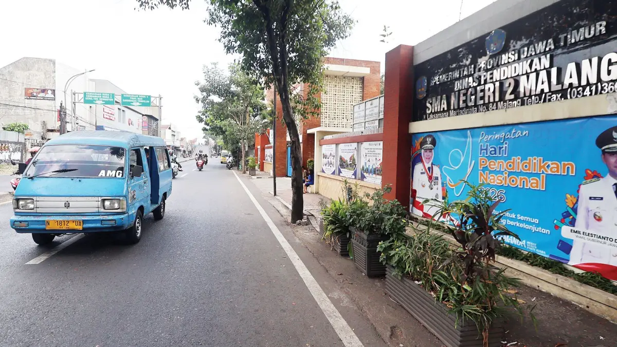 SEGERA DIJALANKAN: Salah satu angkot melintas di depan SMAN 2 Malang, beberapa waktu lalu. Pemkot Malang tengah melakukan persiapan akhir untuk program angkot pelajar gratis. (Darmono/Radar Malang)