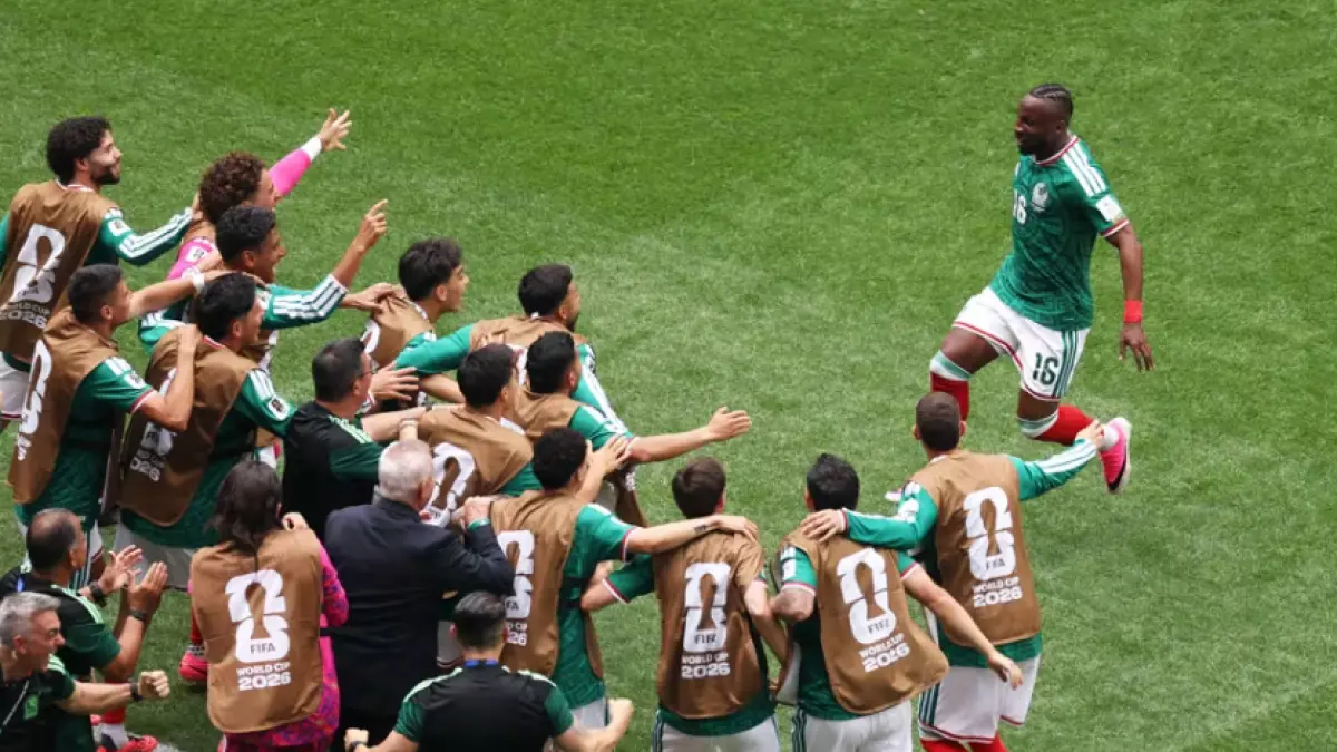 Selebrasi penuh emosi! Para pemain Meksiko berlari menghampiri rekan setim yang mencetak gol, merayakan momen penting yang menjaga asa El Tri di Piala Dunia FIFA 2026. (Sumber: fifa.com)