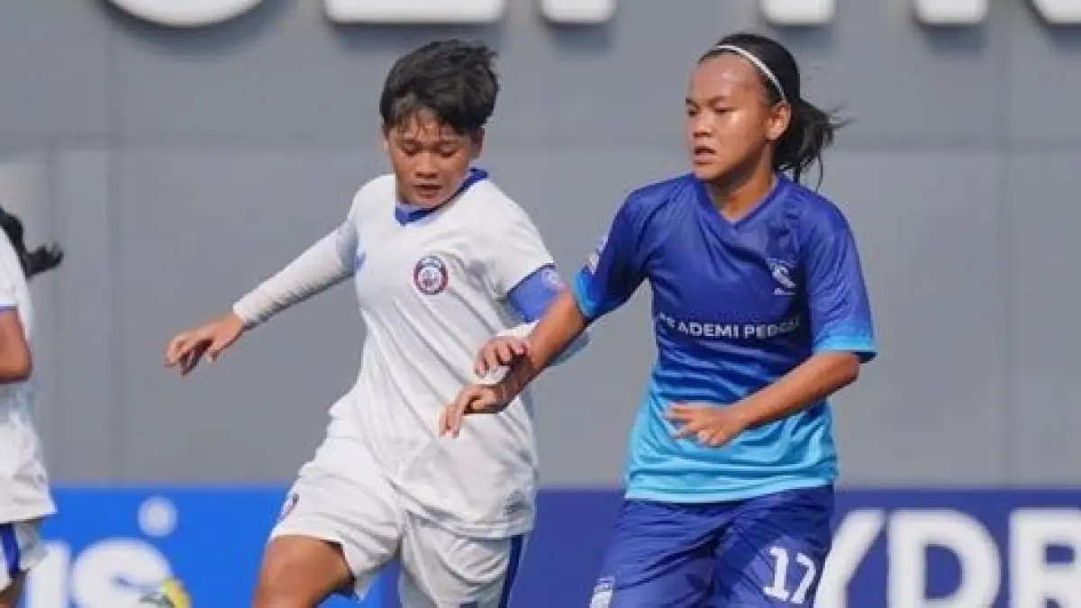 START POSITIF: Pemain Arema FC Women U-18 (kiri) berusaha merebut bola dari penggawa Akademi Persib Bandung dalam laga  Hydroplus Soccer League All-Stars di Supersoccer Arena Kudus, kemarin.