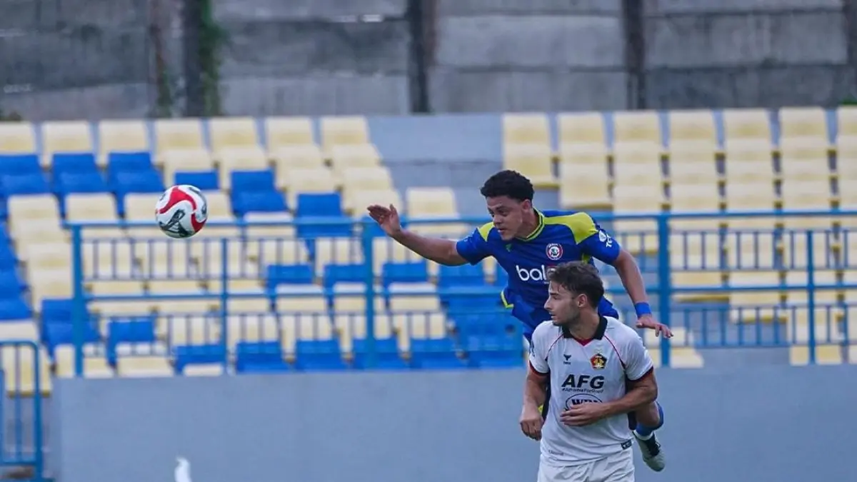 Arema FC bertanding di Lapangan. (Sumber: Instagram/@aremafcofficial)