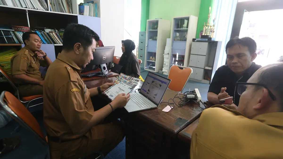 BUKA PENDAFTARAN OFFLINE: Sejumlah wali murid mendatangi Kantor Disdikbud Kota Malang untuk berkonsultasi. (Darmono/Radar Malang)