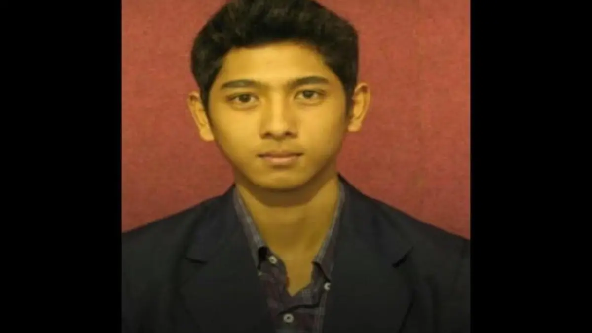 Foto Arya Saloka Kenakan Almamater UM. (Sumber Instagram/@mahasiswaum).