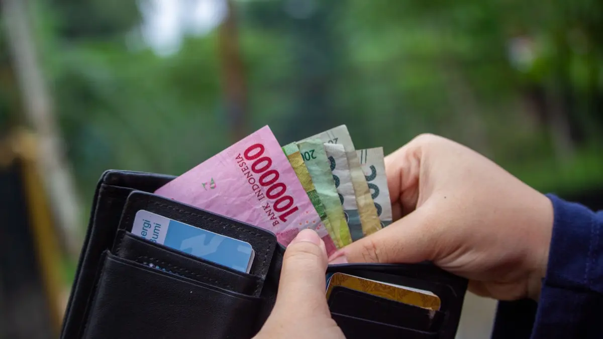 Ilustrasi seseorang mengeluarkan uang dari dalam dompet. (Sumber: Pexels)