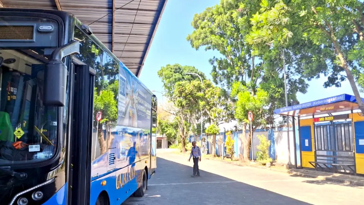 JAGA KEBERSIHAN: Salah seorang armada Bus Trans Jatim singgah di shelter Terminal Hamid Rusdi, kemarin (7/7). (Nabila Amelia/Radar Malang)