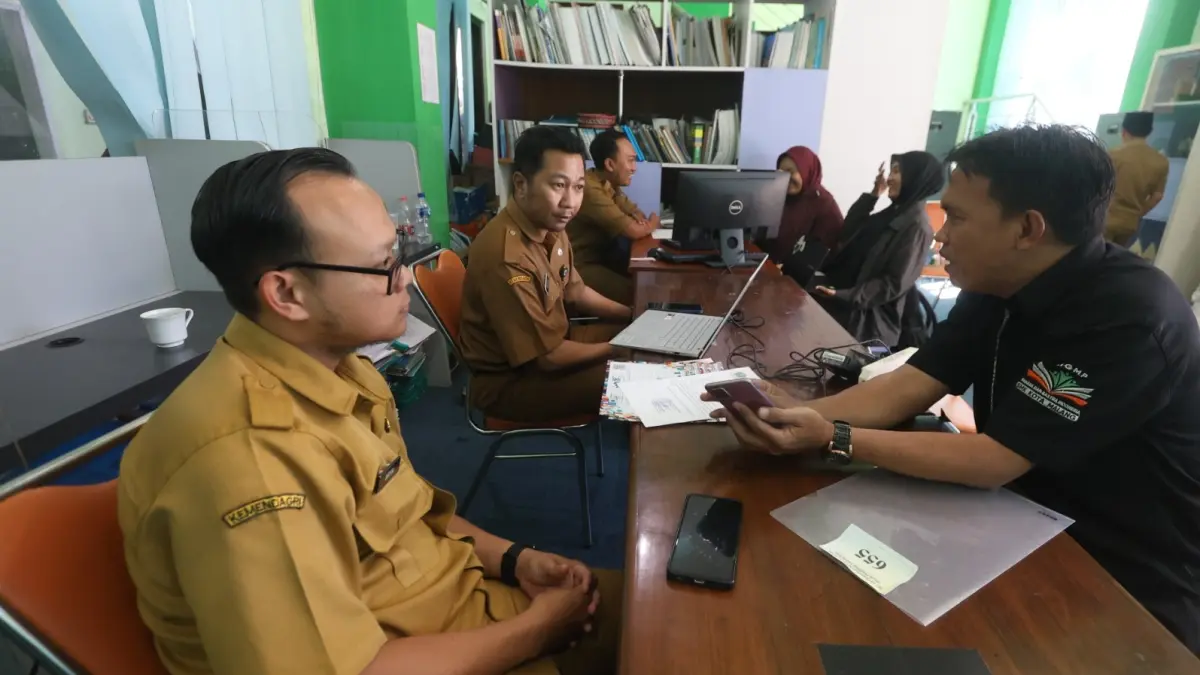 JELANG TAHUN AJARAN BARU: Sejumlah wali murid mendatangi Kantor Disdikbud Kota Malang untuk berkonsultasi. (Darmono/Radar Malang)