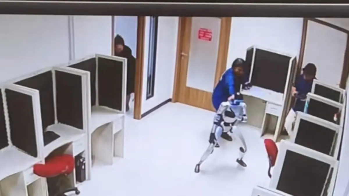 Joko Prabuwesi, robot humanoid viral di media sosial. (TikTok: @joko.prabuwesi)