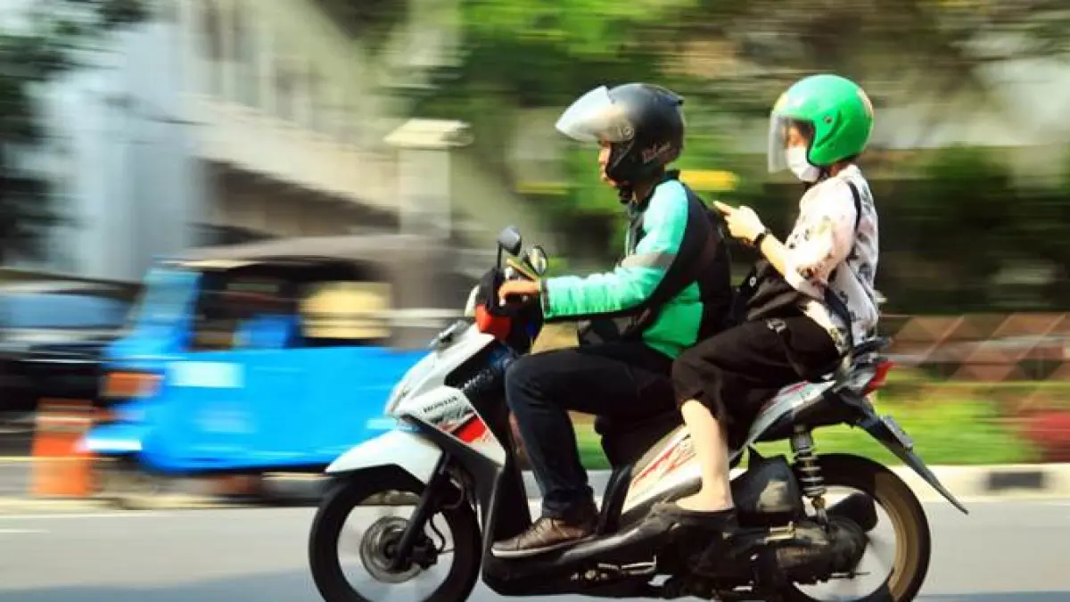 Mahasiswa yang menggunakan transportasi ojek online (Sumber: Ekonomi - Bisnis.com)