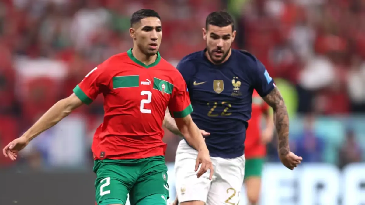 Pemain Maroko membawa bola sambil dibayangi pemain Prancis pada pertandingan babak 16 besar Piala Dunia 2026 (Sumber: fiffa.com)
