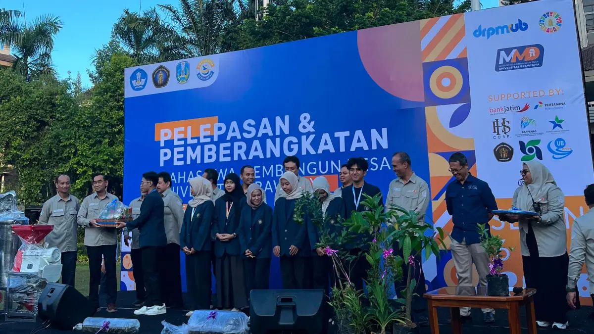Pemberian seserahan sebagai simbol pelepasan kepada mahasiswa. (Foto: Bagas Aryadita)