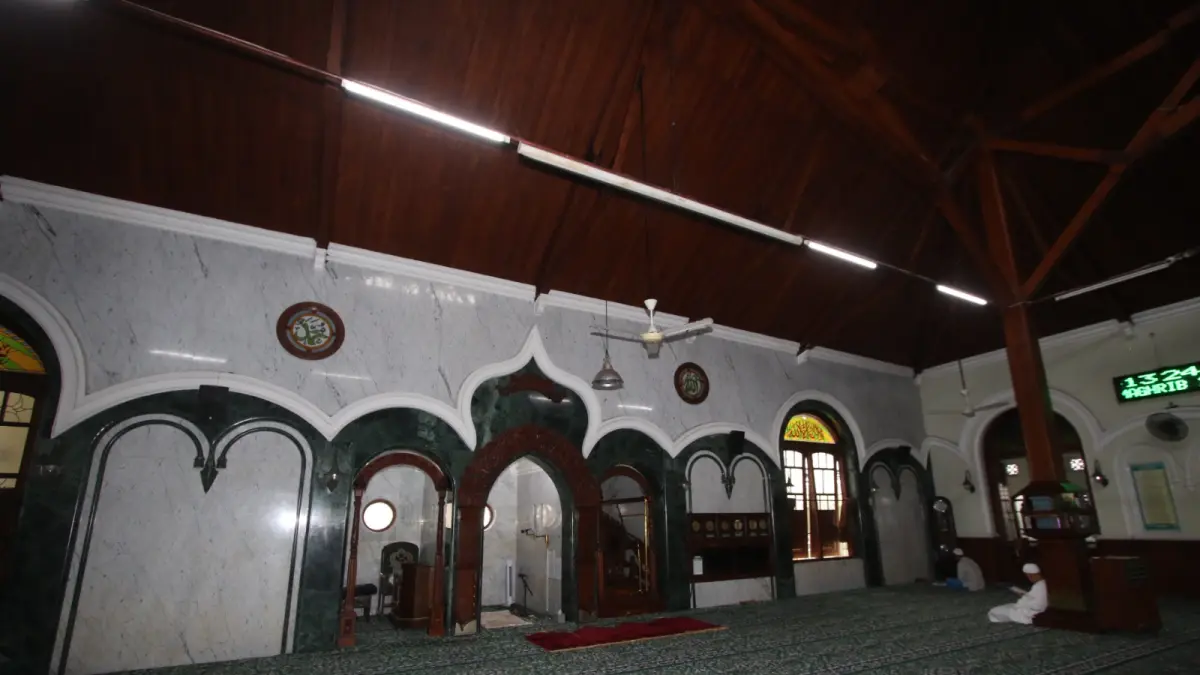 PEMKOT BERI PERHATIAN: Jamaah Masjid Agung Jami Kota Malang tengah membaca ayat suci Alquran beberapa waktu lalu. 