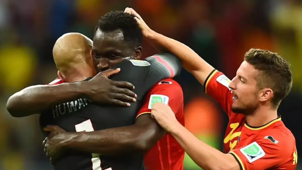 Romelu Lukaku mendapat pelukan dari rekan-rekannya dalam sebuah momen (Sumber: fifa.com)
