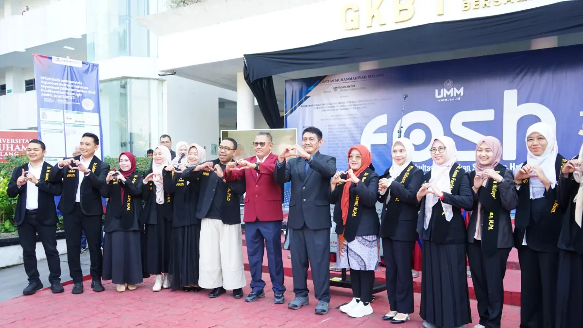 SEMANGAT BARU: Rektor UMM Prof Dr Nazaruddin Malik SE MSi, Dekan FPSH UMM Prof Dr Moh Mahfud Effendi berfoto bersama para doktor baru FPSH dalam Kolokium setelah peresmian Fakultas, Senin (6/7).