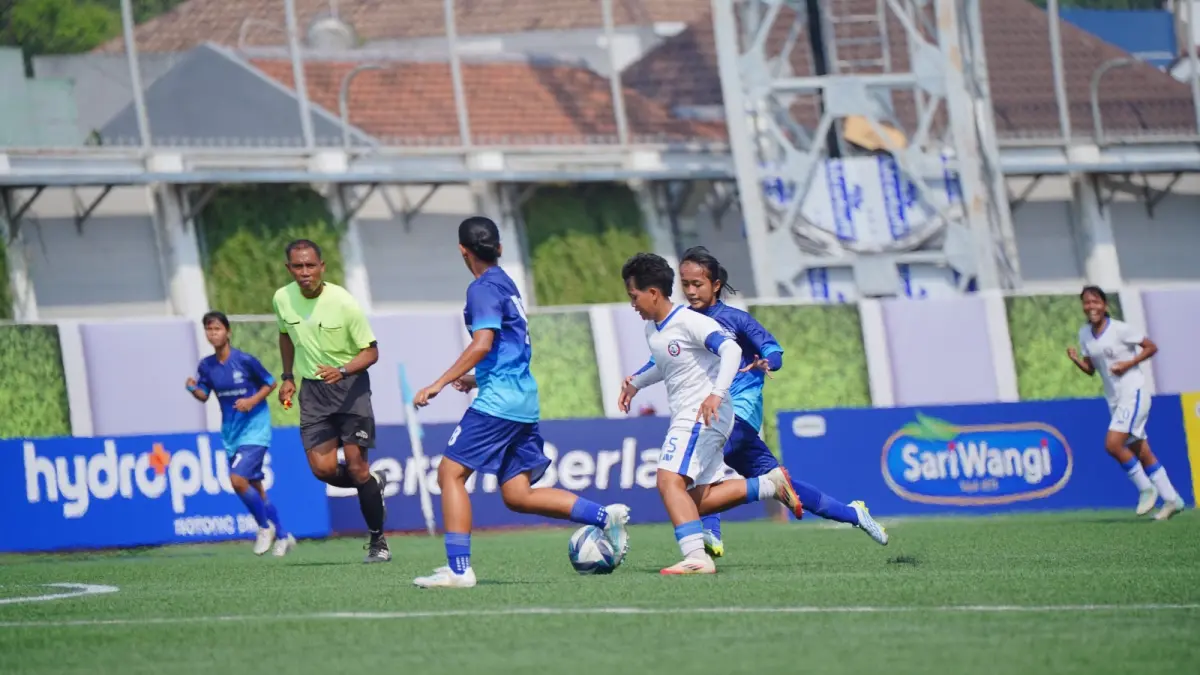 TAK BERPUAS DIRI: Kapten Arema FC Women Syafia Tristalia Chorlienka (tengah) berusaha melewati pemain Akademi Persib Bandung dalam laga Hydroplus Soccer League All-Stars di Supersoccer, Arena, Kudus, Senin lalu (6/7).