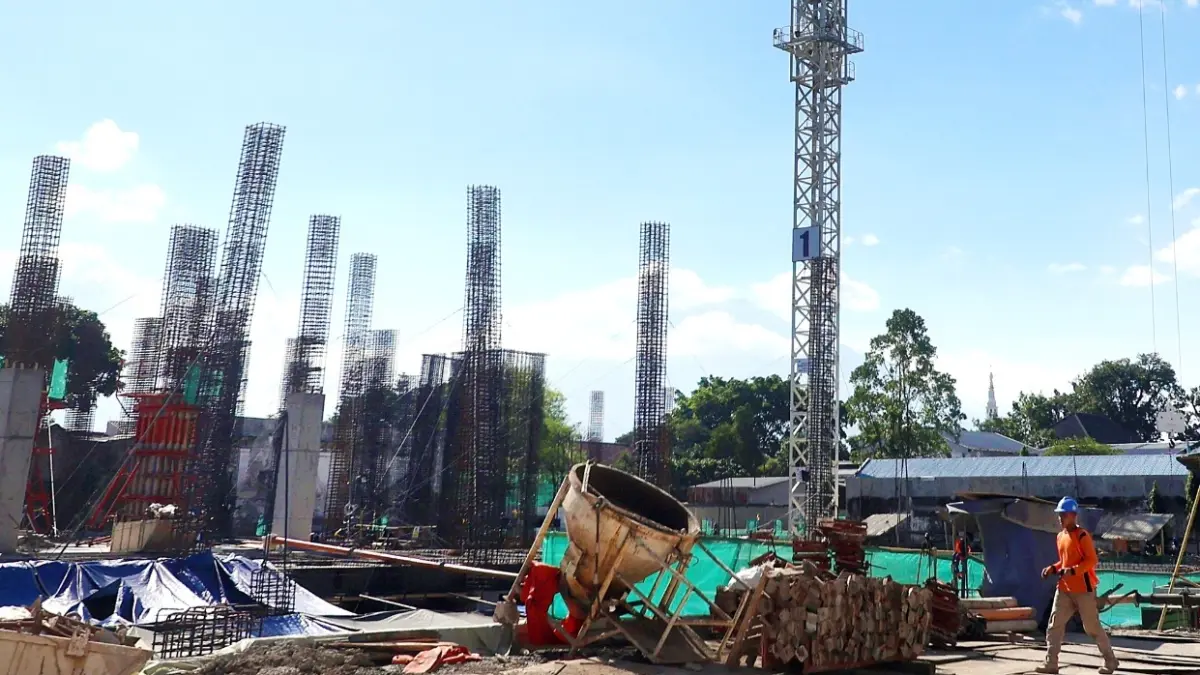 TARGET TINGGI: Salah satu pembangunan hotel baru di Jalan Letjen Sutoyo masih berlangsung. Pembangunan hotel itu menyumbang banyak nilai investasi. (Darmono/Radar Malang)
