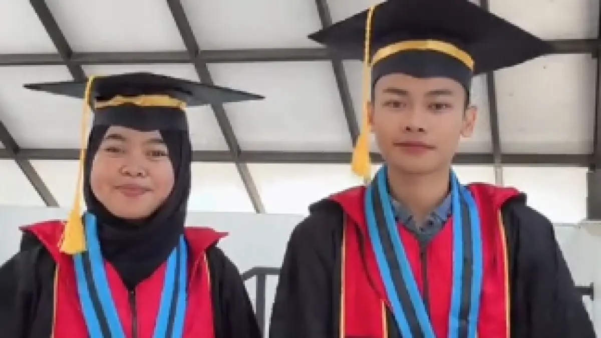 Toga wisuda UMM yang dinilai mirip kostum bantengan. (Istimewa)
